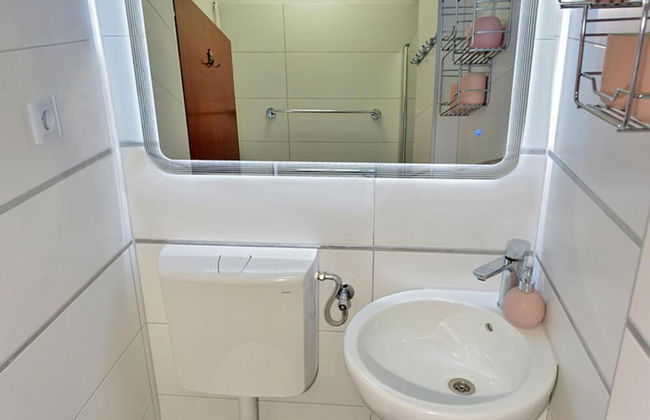 Peaceful and Secluded Krk Apartment With Terrace - Photo 9