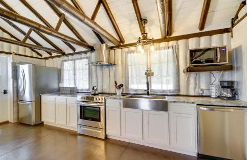 Lakefront Motley Cabin with Private Deck and Dock! - Foto 10