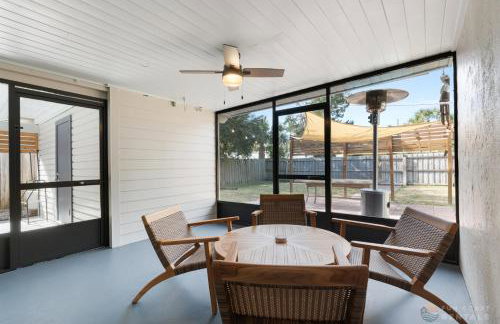 Adorable Dog Friendly Home with Fenced Yard, Office, STEPS to Canal & Hospital! - Foto 29