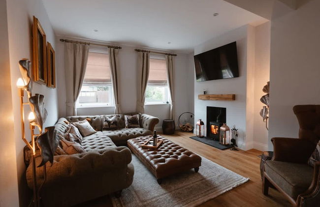 Willow Lodge With Hot Tub - Photo 2