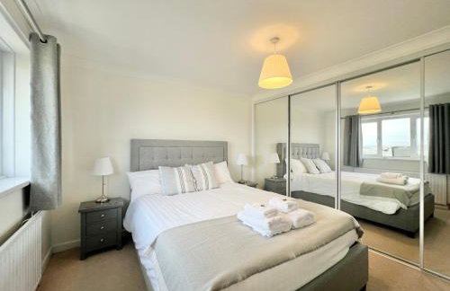 4 Bed Retreat with Balcony & Estuary views - Photo 44