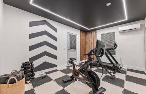 Newly Renovated Luxe Home near Asheville | Pool, Hot Tub, Theater & Games! - Foto 23