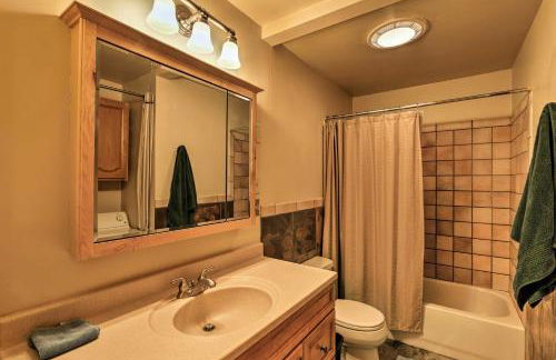 Walk to Town and Coast Anchorage Condo with Fireplace - Foto 16