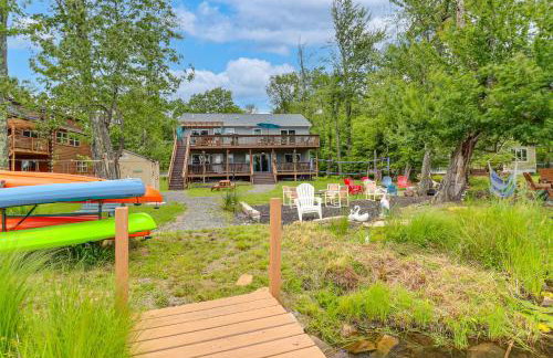 Lakefront Pocono Retreat w/ Hot Tub & Movie Hub - Foto 4
