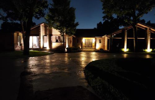 DFW Large Vacation Retreat with Private Pool and Hot Tub - Foto 17