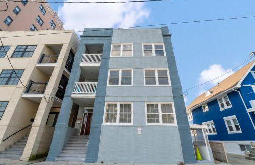 Escape to Raleigh Ave Glamour - Steps to the Beach - Foto 26