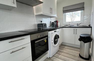 141 -Two bed Chalet on Sunbeach Holiday Park - Sleeps 6, pet friendly, FREE pool and entertainment passes included - plus WiFi with bedding and towels included - only 300m from the beach! - Foto 9