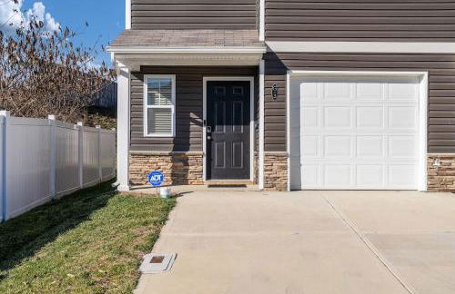 Stylish 3BR Getaway across Bristol Speedway - Foto 55