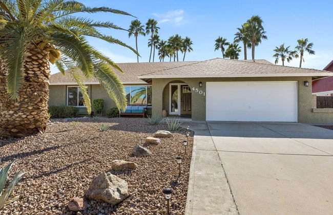 Modern and Stylish Remodeled 4 Bdrm w/ HTD Pool! - Foto 23