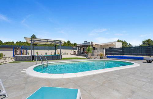 Villa VERONICA with CINEMA PROJECTOR by the HEATED POOL and JACUZZI - Foto 13