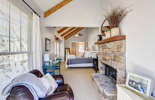 Lake Access and On-Site Creek Lake Toxaway Home! - Foto 17