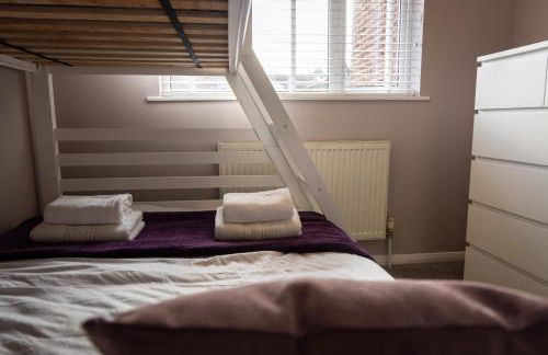 Modern 2-Bed Near Station - Ideal for Relocations & Contractors - Foto 9