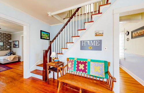 Yard, Porch and Fire Pit! Century-Old Hebron Escape - Foto 7