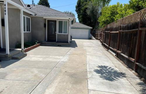 Adorable 2BR-2BA House with EV & Free Parking and Family Friendly in Los Angeles - Photo 55