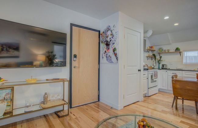 1BR Downtown Urbanitydining, Drink, Cafes & Escape - Photo 7