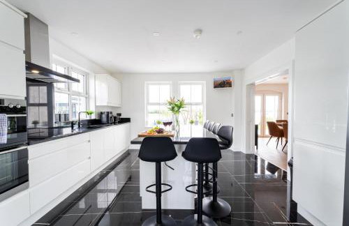 Escape Ordinary at Lily's Pad - Foto 50