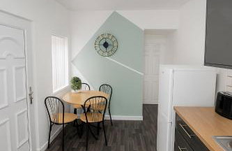 4-Bedroom House sleeps 9 in Liverpool Perfect for Contractors - Free Parking - Fast WiFi - Fully Equipped Kitchen - Hosted by By Hinkley Homes Short Lets & Serviced Accommodation - Foto 11