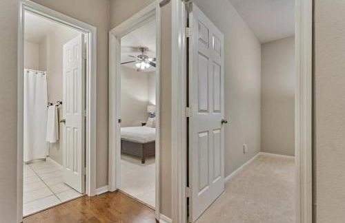 Lovely Woodlands home w/heated pool and spa! - Foto 63