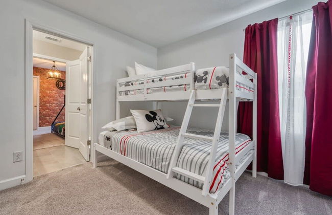 Luxury 5 Bedroom Home 10 Minutes From Disney - Photo 52