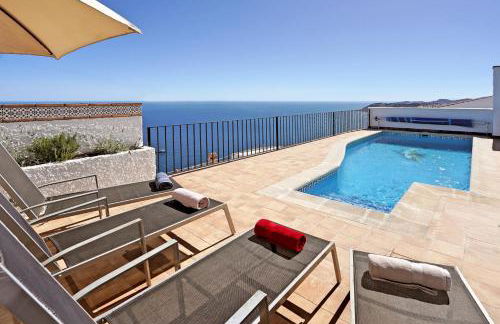 Breathtaking Seaside Villa with Heated Saltwater Pool & Panoramic Terraces - Foto 25