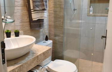 Apartamento, 2 quartos, claro, alto,garagem,piscina todo novinho mobiliado, coração do Fonseca - Foto 15