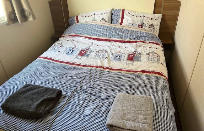 Super 3 Bedroom Pet Friendly Caravan With Decking - Photo 2