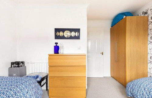 Modern 3 bedroom home *EVcharging* Garden, Parking - Photo 13