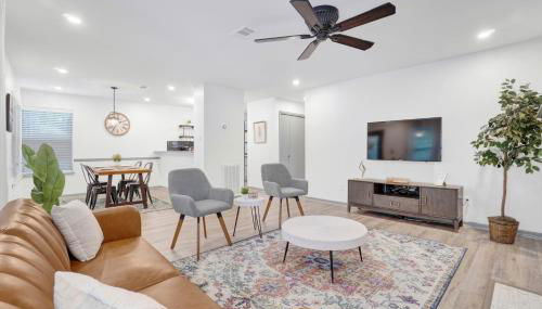 Treehouse Retreat 2Bed 2Bath Entire Townhome in The Woodlands - Foto 4