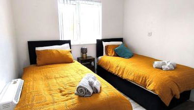 4 beds spacious Apartment, with Parking & WIFI, CHAFFORD HUNDRED, near station & shopping, long stays! - Foto 3, towels, wardrobe