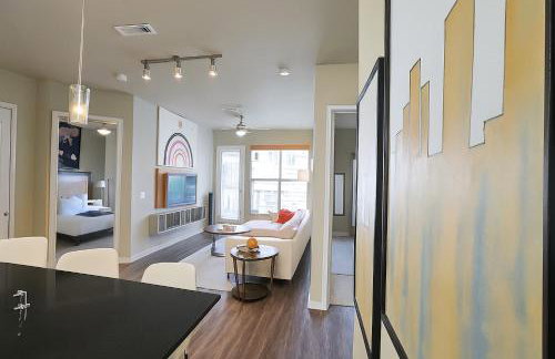 Poolside Comfort 2BR Galleria Stay AND Garage - Foto 14