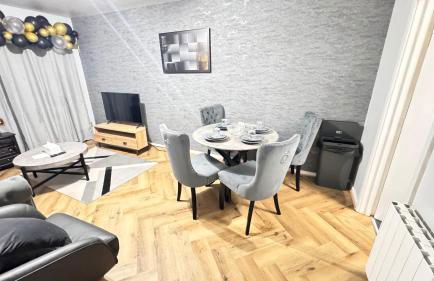 Luxury 2-Bed Apartment,Office with Built-In TV King Bed, Private Entrance and free Parking - Foto 58