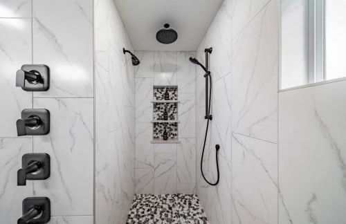 Spacious 3BR Home Sleeps 8 Private Backyard - Foto 28