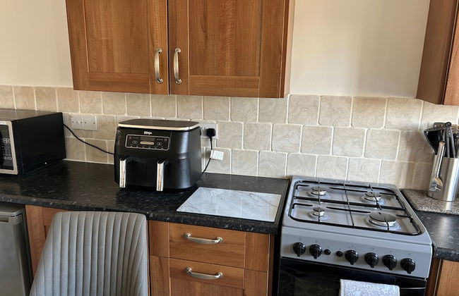 2 Bedroom Cottage Free Private Parking Fire Place - Photo 6