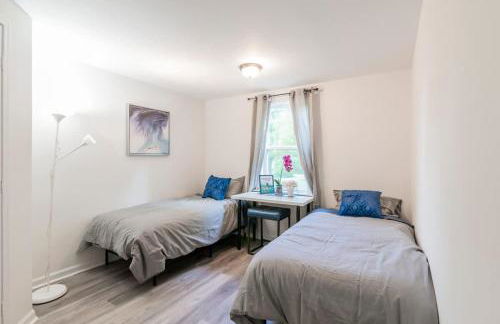 Cozy 3BR Country Retreat with Porch Games & Modern Comforts - Foto 10