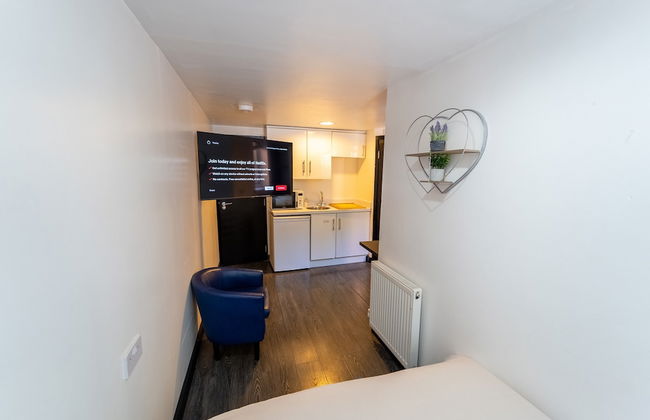 Large Studio 10 Minute Train Journey to the City! - Photo 2