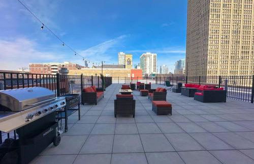 Group-Friendly 2BR with Optional Parking and Gym Access Near McCormick Place and Soldier Field - Foto 3