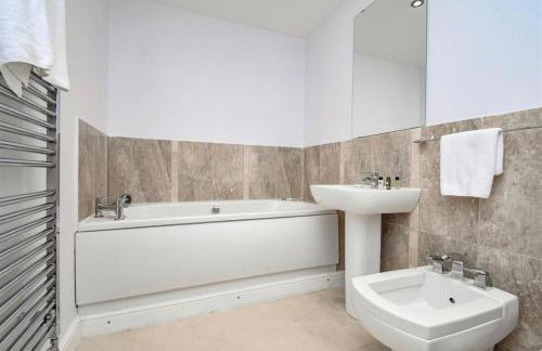 Spacious 4 Bedroom 3 Bathroom House - Sleeps up to 8 - Free Parking, Balcony, Fast Wifi and Smart TVs by Yoko Property - Photo 18