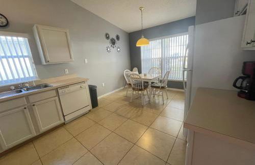 3 Bedroom Villa with Poolside Cinema and Games Room Close to theme Parks sleeps 6 - Photo 38