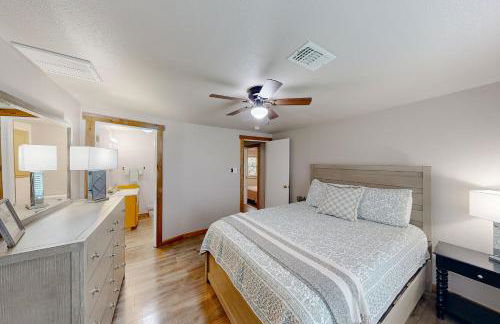 Walk to Medina River Cowboy Cottage with BBQ Pit - Foto 10