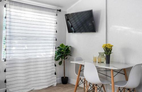 MODERN - Mins to Beach - Walk to Downtown - Free parking - Foto 11