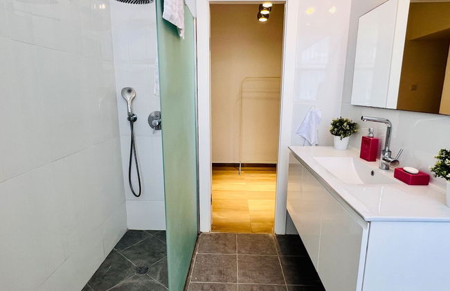 Elegant Apt with Balcony & Sea View by FeelHome - Photo 22