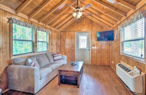 Welcoming Home Unit 6, On-Site River Access! - Foto 1