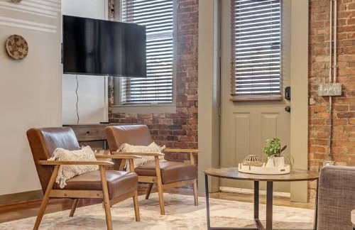 Modern, Insta-Worthy 2B Townhome in Walkable Springfield! - Photo 1