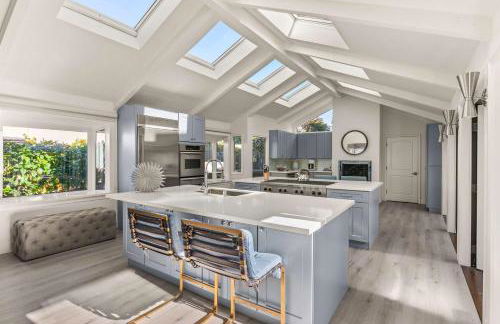 Pacific Perfection - Ocean Views Jacuzzi Walk to Beach and Dining - Photo 17