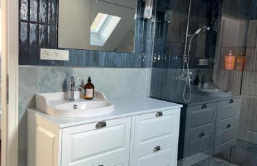 Art and Elegance, Family Friendly 2Bedroom Apartment near Frankfurt Airport, Free Parking - Foto 24