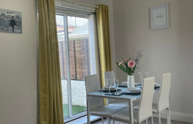 Lovely 3 Bedroom Apartment In Newcastle Upon Tyne With Free Parking - Photo 27