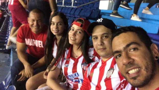 Partita di calcio a Barranquilla con guida locale - Foto 5, Selfie sulle gradinate