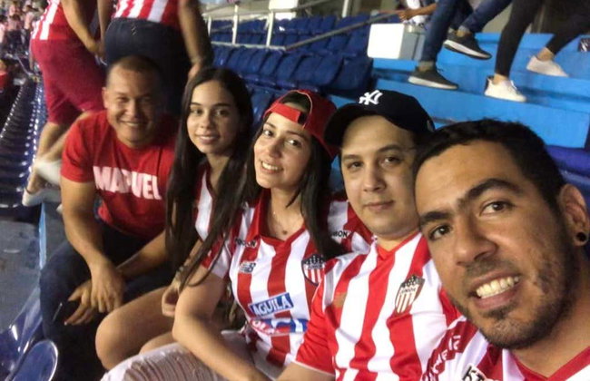 Match de football à Barranquilla avec des supporters locaux - Photo 5