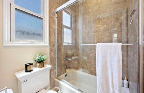 Beach Retreat- Walk to Beach, BBQ, Oceanview Rooftop & Firepit - Foto 25