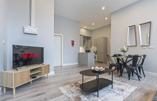 Coulsdon Grand - Sleeps 8 - 5 BR - Free Parking - Foto 2